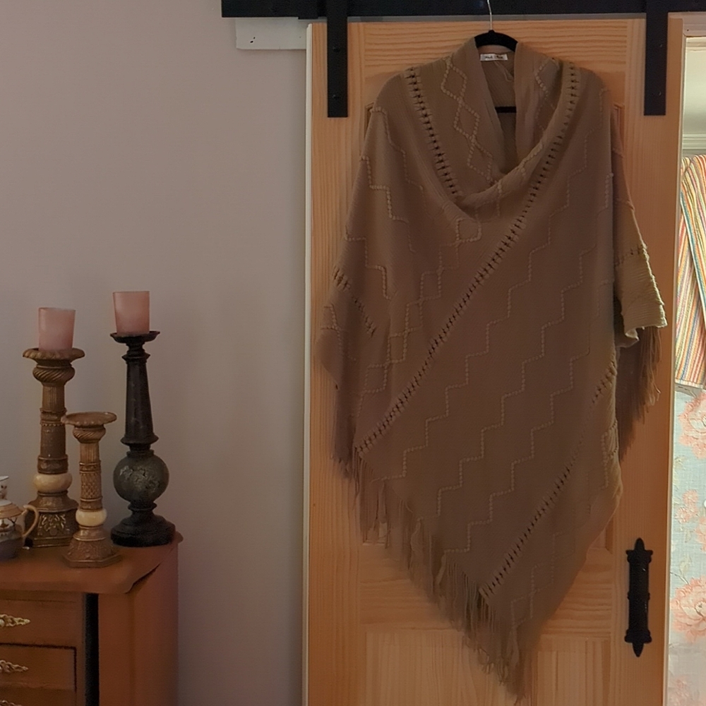Poncho sweater with fringe. White Mark